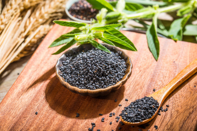 用复古碟装着的黑芝麻