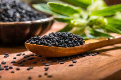 用木勺装着的黑芝麻