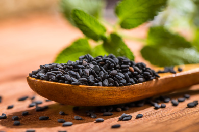 用木勺装着的黑芝麻