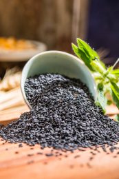 复古碗倒了黑芝麻撒落出来了