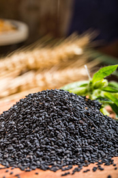 放着木板上的黑芝麻堆