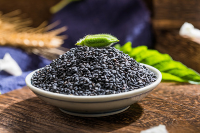 用碟子装着的黑芝麻