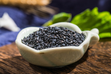 花瓣碟里装着的黑芝麻