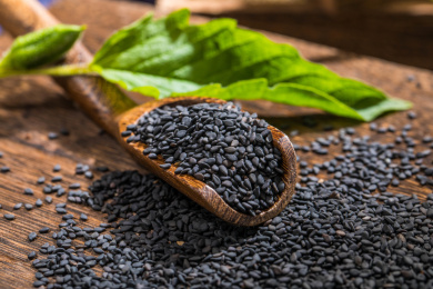 用木勺装着的黑芝麻