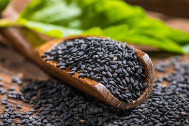 用木勺装着的黑芝麻