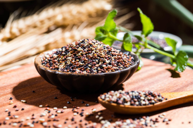 复古碟里装的五谷杂粮三色藜麦