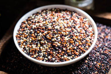 白碟装着的五谷杂粮三色藜麦