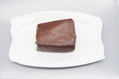 装在瓷盘里的食材原料鸭血块