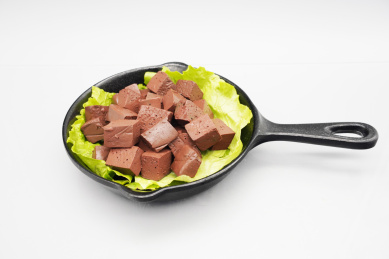 装在黑色平锅里的鸭血块