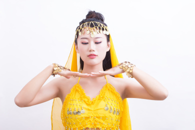 穿黄色演出服的印度舞道表演者