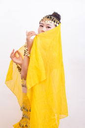 穿黄色演出服的印度舞道表演者