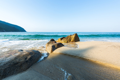 中国深圳大鹏半岛大鹿港清晨的海滩
