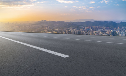 高速公路天际线和城市现代建筑景观