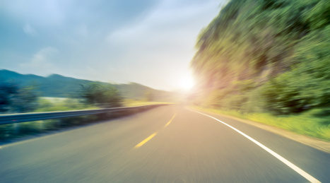 高速公路天际线和城市现代建筑景观