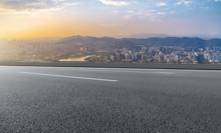 高速公路天际线和城市现代建筑景观