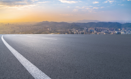 高速公路天际线和城市现代建筑景观