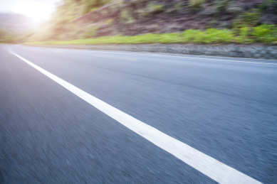 高速公路天际线和城市现代建筑景观