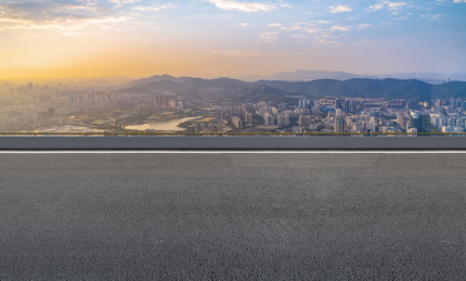 沥青高速公路和城市现代建筑景观