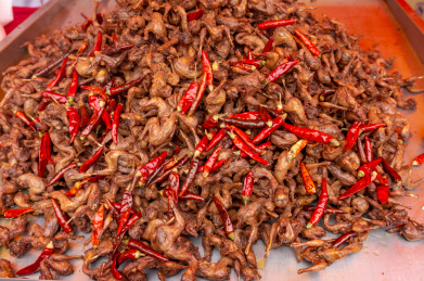 美食小吃麻辣炸制鹌鹑特写