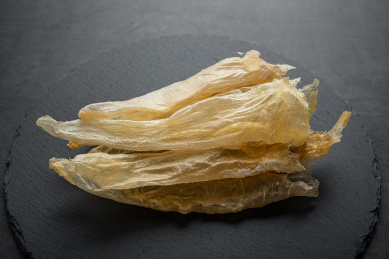 传统养生滋补食品花胶,石板托盘上的鳘鱼胶   