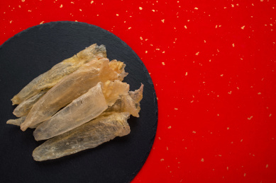 传统养生滋补食品花胶,石板托盘上的鳘鱼胶 