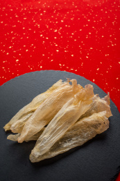 传统养生滋补食品花胶,石板托盘上的鳘鱼胶 