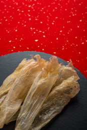 传统养生滋补食品花胶,石板托盘上的鳘鱼胶 