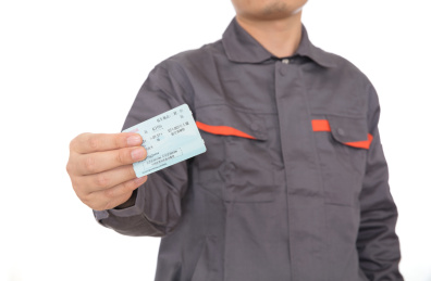 身穿工作服的工人展示抢到回家过年的火车票