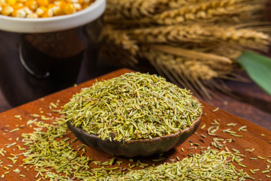 花边小碟装着西餐迷迭香碎段块