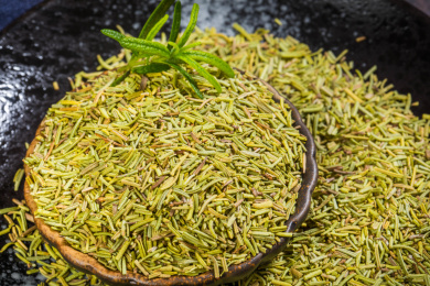 花边小碟装着西餐迷迭香碎段块