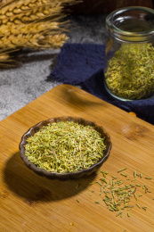 花边小碟装着西餐迷迭香碎段块