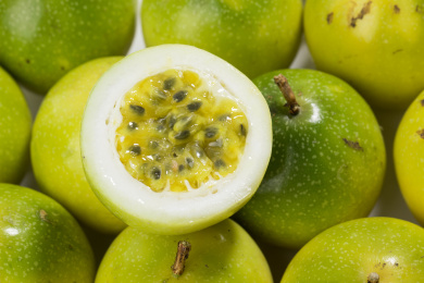 切开的百香果果肉特写