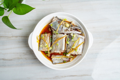 厨房瓷砖台面上一碟中国家常菜清蒸带鱼   