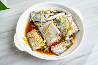 厨房瓷砖台面上一碟中国家常菜清蒸带鱼   