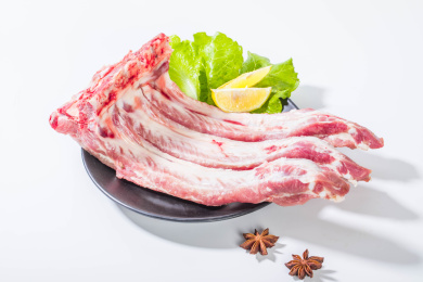 新鲜食材猪排骨放在黑色盘中