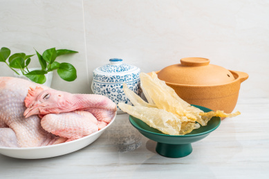 中国药膳养生汤食材搭配，新鲜母鸡和鳘鱼胶 