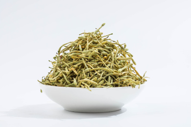 白瓷碟装着的金银花茶