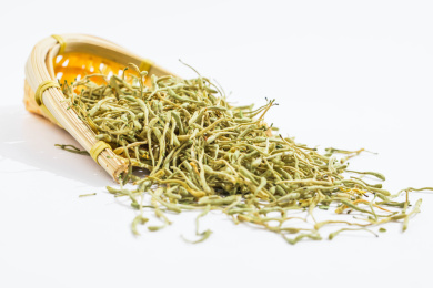 竹簸箕装着的金银花茶