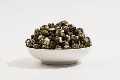 白瓷碗装着的茉莉龙珠