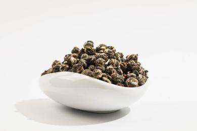白瓷茶荷装着中国茶茉莉龙珠