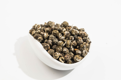 白瓷茶荷装着中国茶茉莉龙珠