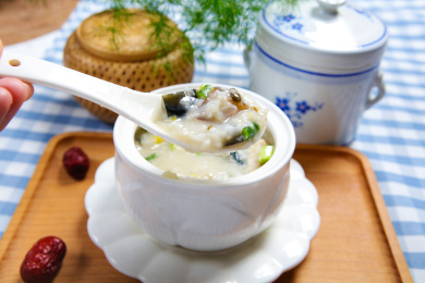 传统美味养生粥葱花皮蛋瘦肉粥