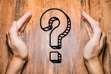 手中呵护着问号表示提问不解好奇心概念