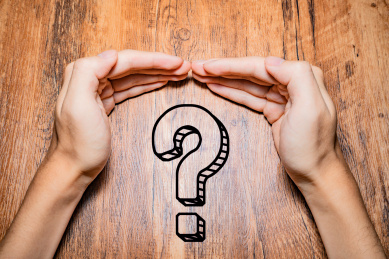 手中呵护着问号表示提问不解好奇心概念