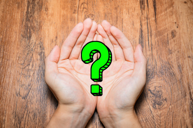 手中呵护着问号表示提问不解好奇心概念