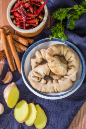 碗装着的熟食卤菜肥肠