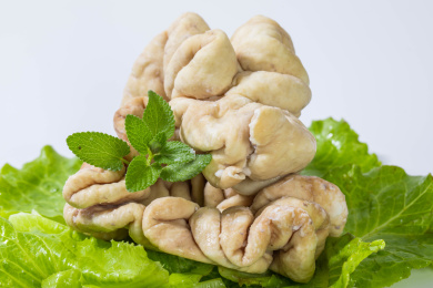 放在生菜上的熟食美味卤肥肠