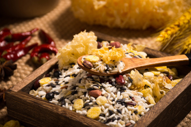 用木盒子装着的养生五谷腊八粥