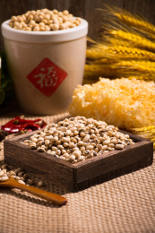 装在木盒里的五谷杂粮白江豆