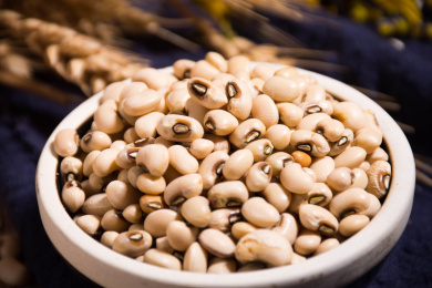 放在黑色碗里的五谷杂粮白江豆